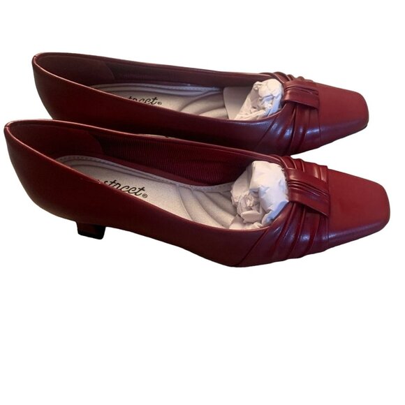 NEW EASY STREET WAIVE WOMEN'S RED FAUX LEATHER LOW KITTEN HEEL PUMPS 5M - Picture 6 of 8